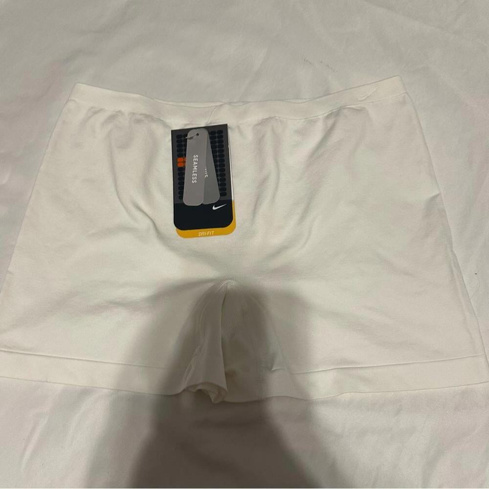 Nike Standard Seamless Shorts - Picture 5 of 6